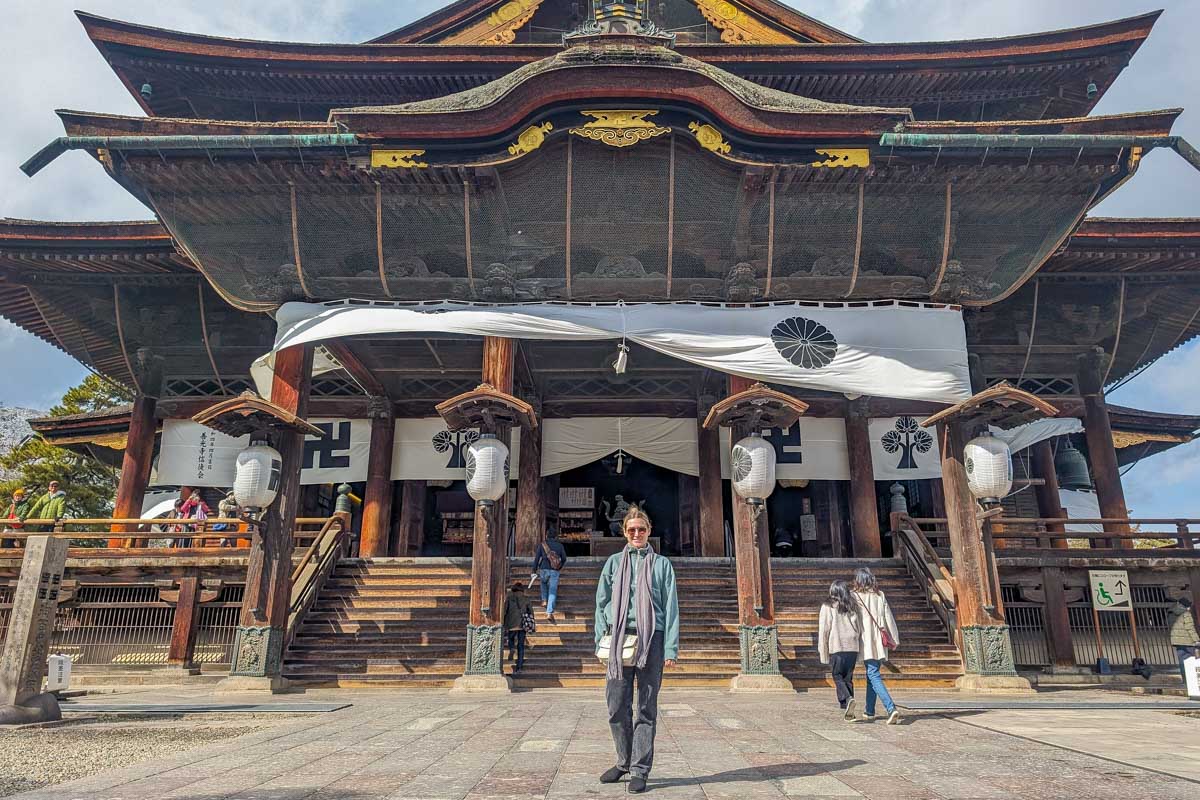 Bailey-at-the-Zenko-ji-temple-front-Japan Nagano