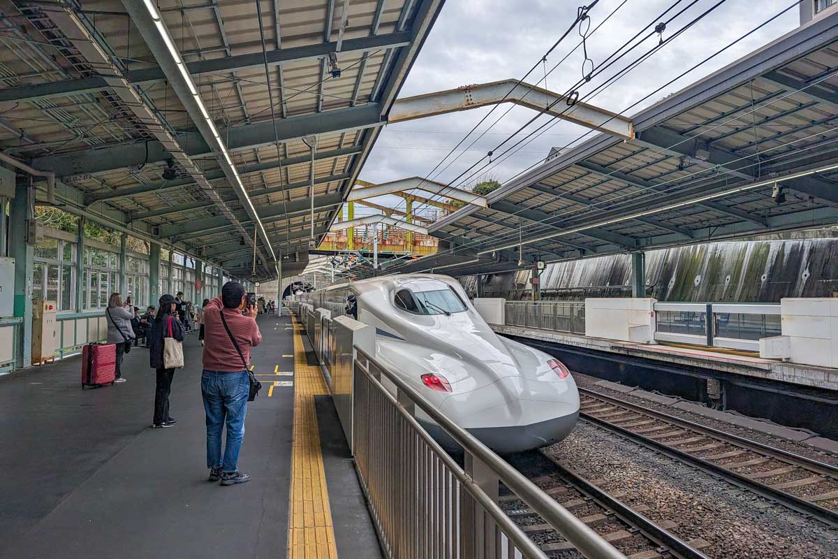 A-bullet-train-at-the-station-in-Tokyo-Japan
