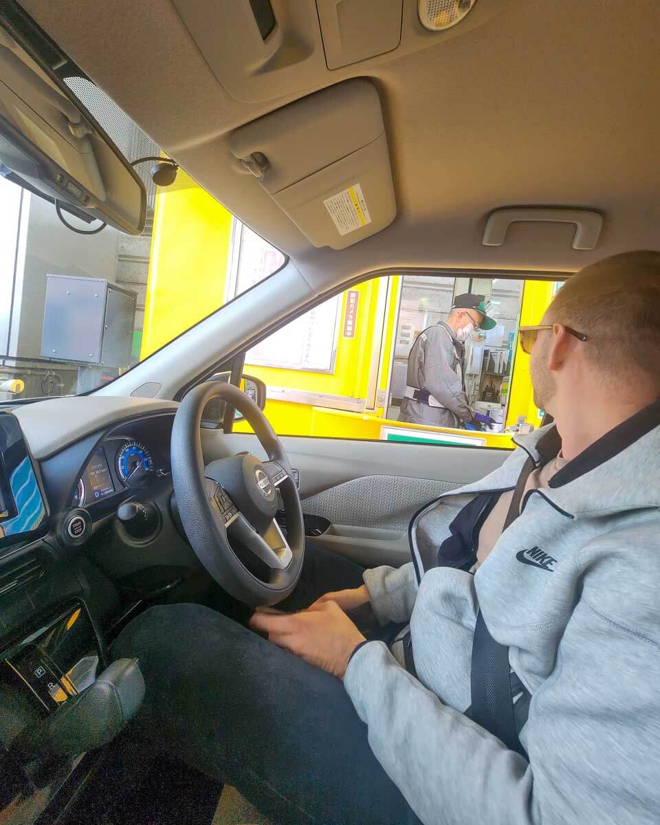 Daniel drives a car in Japan (4)