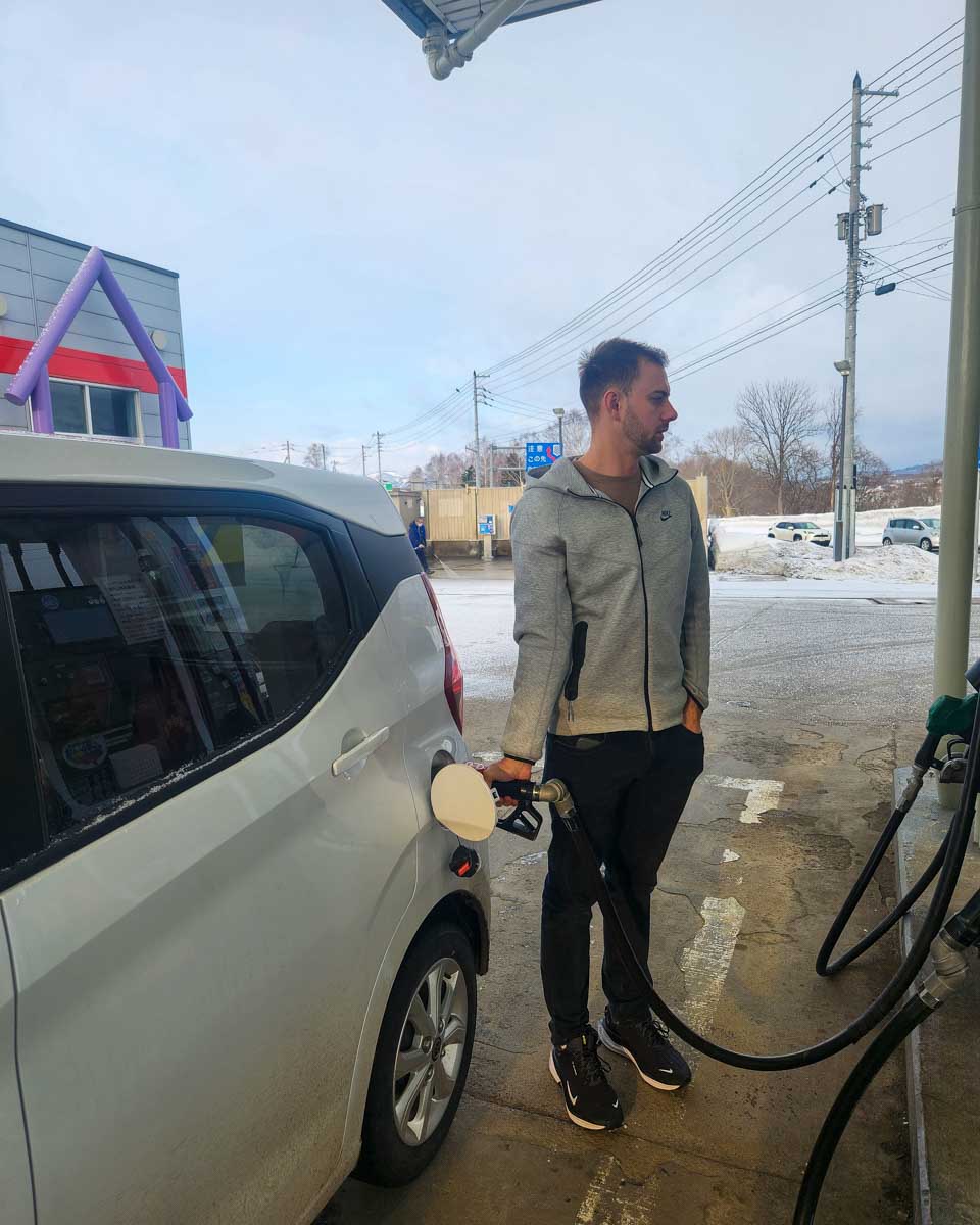 Daniel gets gas fuel for the car in Japan (3)