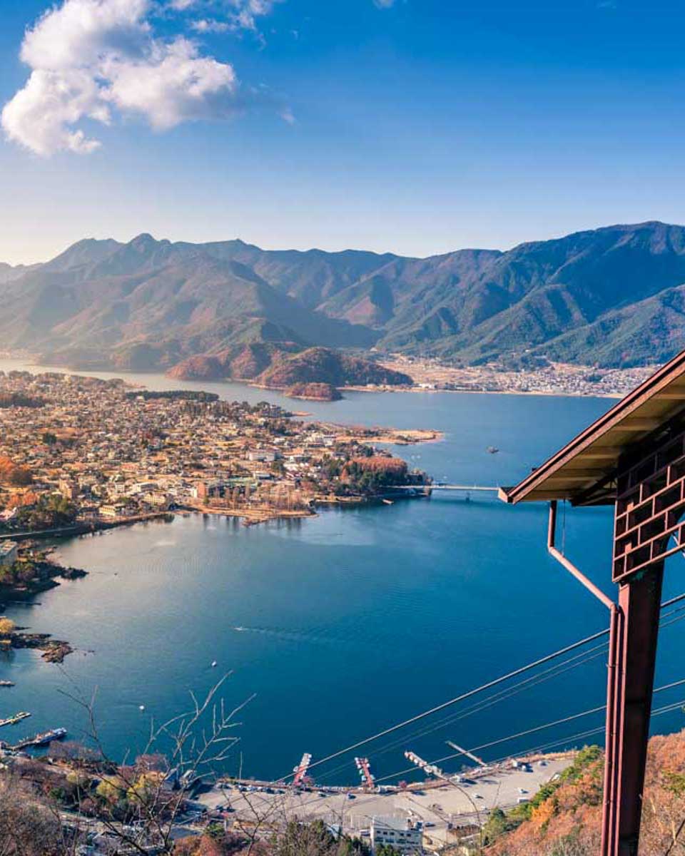 Kawaguchiko-Tenjoyama-Park-cable-car-with-views-of-Lake-Kawaguchi-Japan