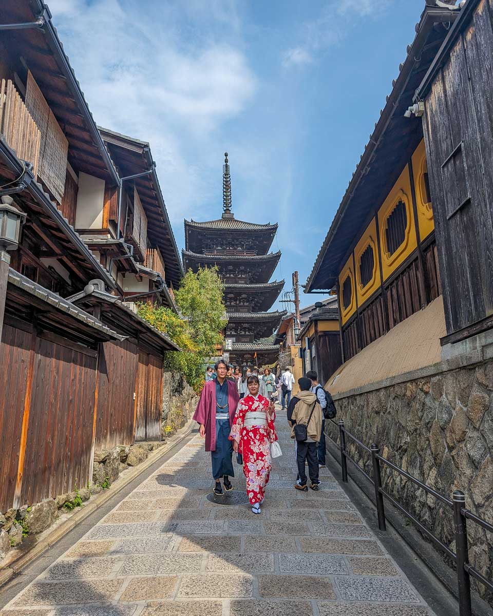 People walk down the street near Yasaka Pagoda (Hōkan-ji Temple) in Kyoto Japan