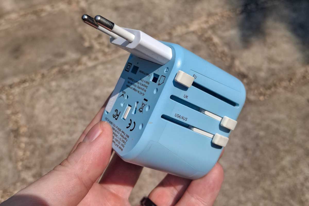 Travel-adaptor-for-packing-list