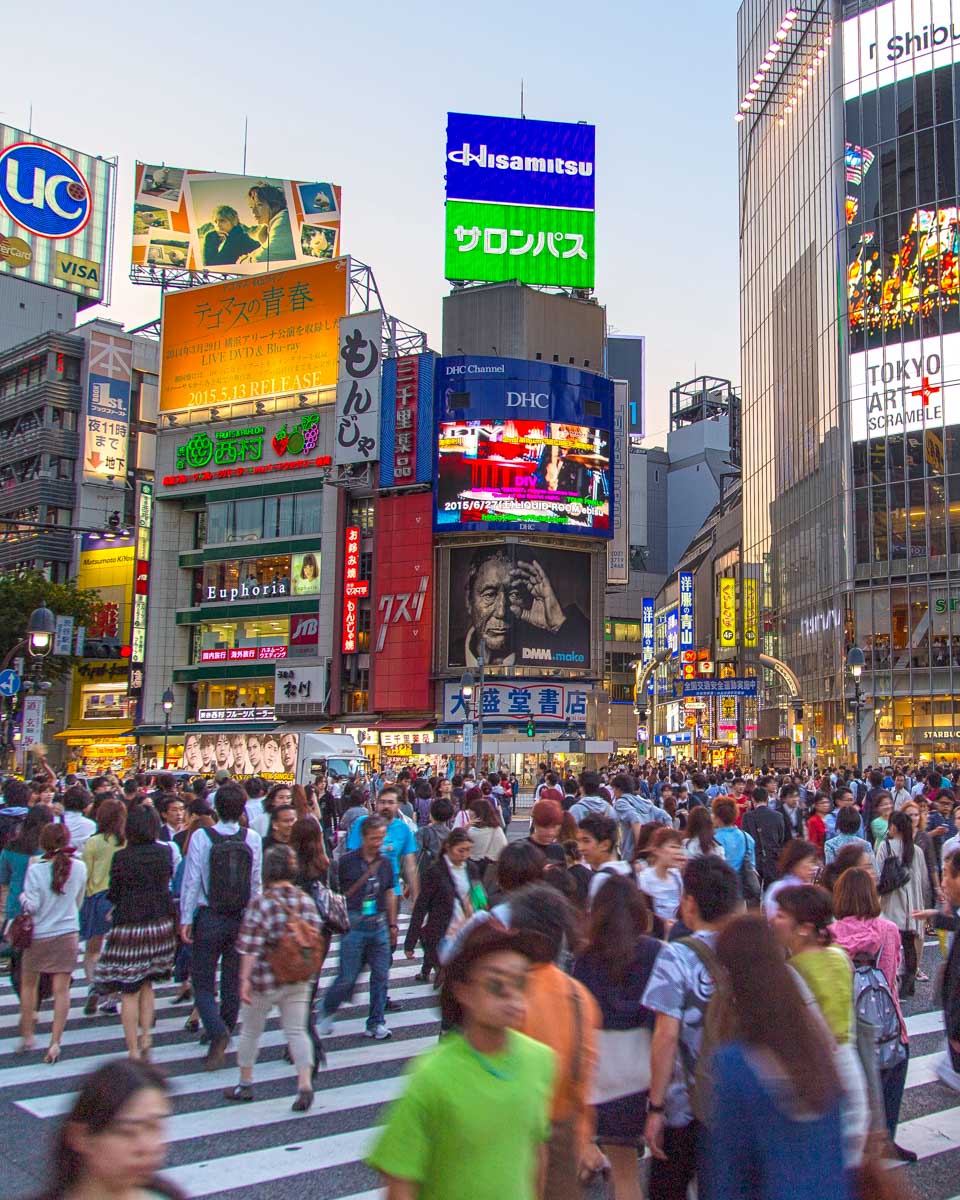 People-cross-at-Shibuya-Crossing-in-Tokyo-Japan on a tour from Yokohama